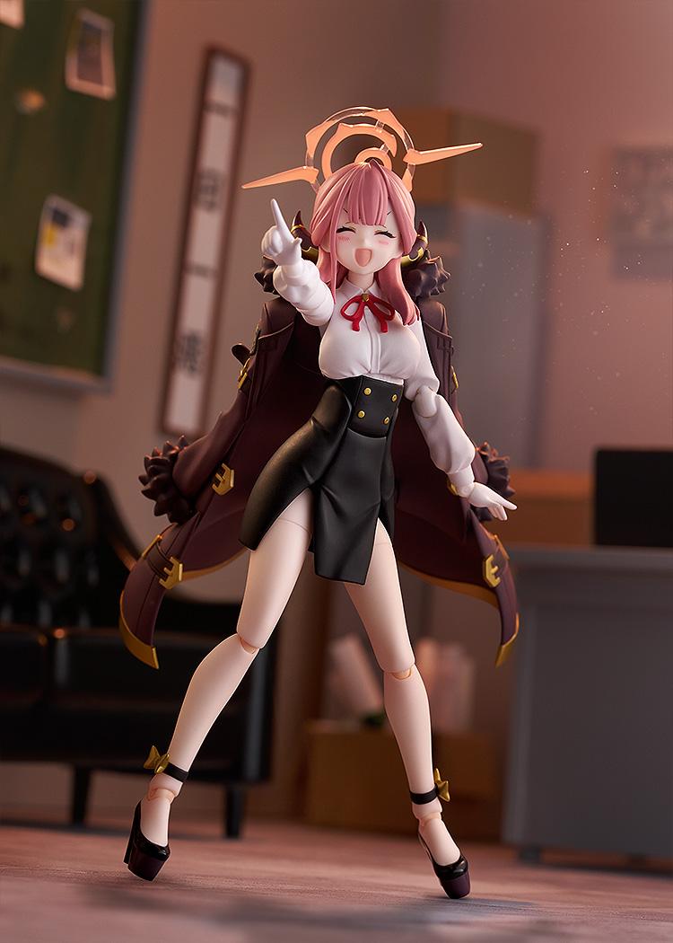 Figma Aru Rikuhachima in a laughing pose pointing her finger, set against an office background.