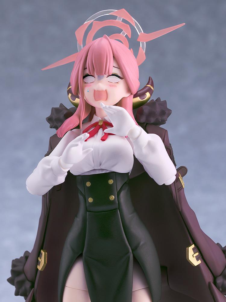Waist-up detail of the Aru Rikuhachima figma showing the articulated hands and panicked face.