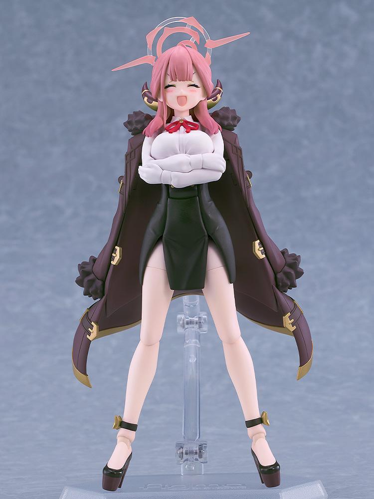Aru Rikuhachima figma smiling confidently with the interchangeable crossed arms accessory part.