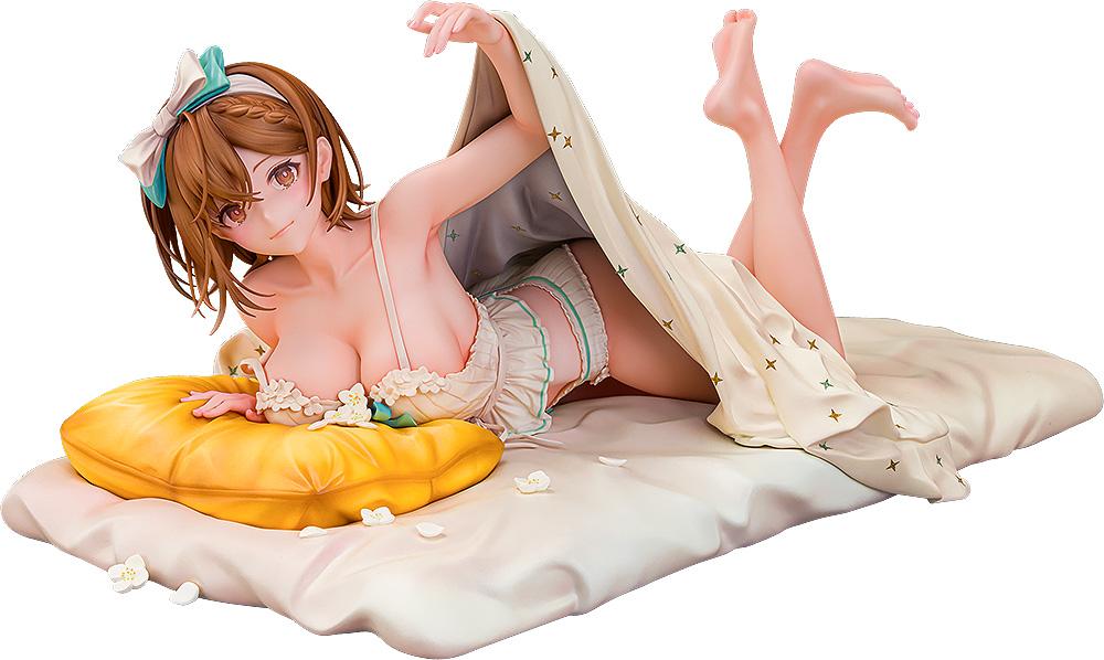1/7 scale figure of Reisalin Stout from Azur Lane x Atelier Ryza 2 lying on a mat with a removable blanket.