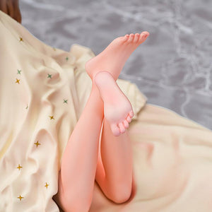 Detailed shot of the legs and feet of the 1/7 scale Reisalin Stout figure.