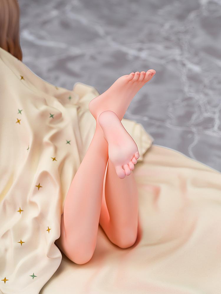 Detailed shot of the legs and feet of the 1/7 scale Reisalin Stout figure.
