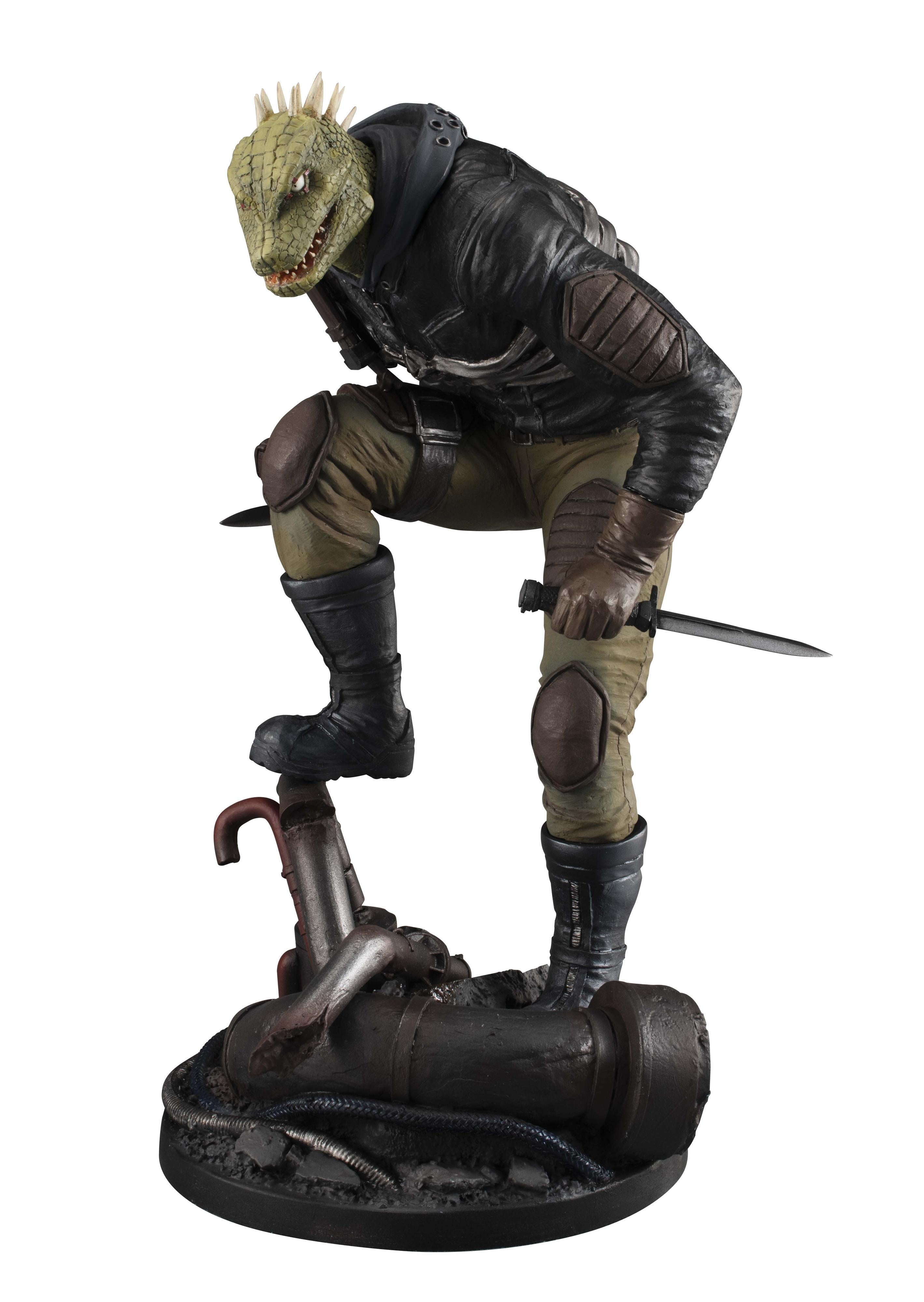 Caiman 1/8 scale figure by Atsushi Gojima displayed with the swappable bare lizard head part, showing his sharp teeth and green scales.