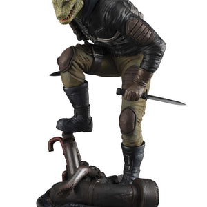 Caiman 1/8 scale figure by Atsushi Gojima displayed with the swappable bare lizard head part, showing his sharp teeth and green scales.