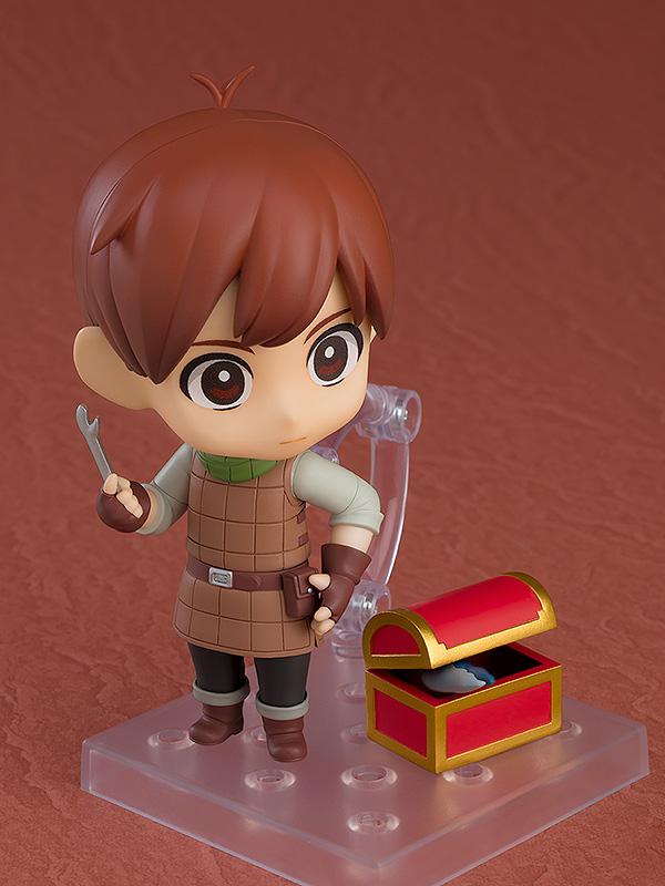 Chilchuck Nendoroid holding his picking tool next to a red and gold treasure chest accessory.