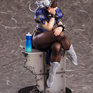 Chun-Li figure shown with the included blue and white drink bottle part for a breaktime atmosphere.