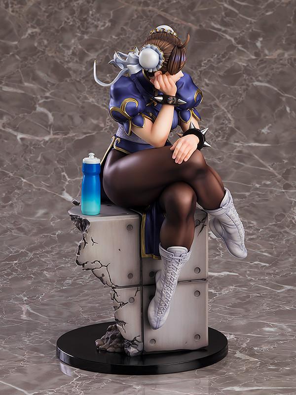 Chun-Li figure shown with the included blue and white drink bottle part for a breaktime atmosphere.