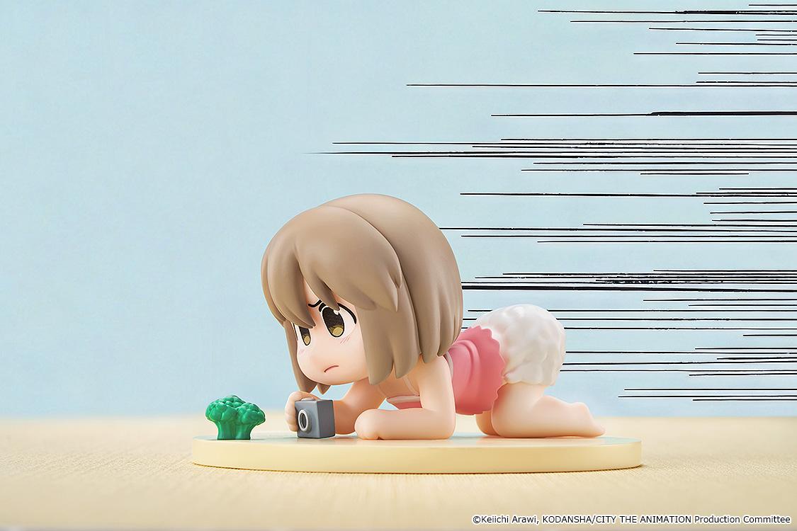 Promotional display of the CITY THE ANIMATION Mini Memory Niikura figure posed with a camera against a light blue anime speedline background.