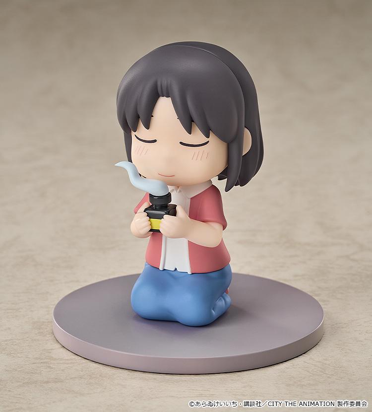 Three-quarter studio view of the non-articulated Wako Izumi Mini Memory collectible anime figure kneeling seiza-style.