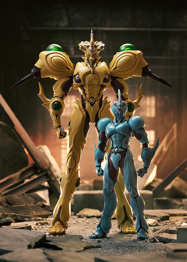 Scale comparison showing the massive figma Guyver Gigantic action figure standing next to the standard Guyver I figure in a ruined city.