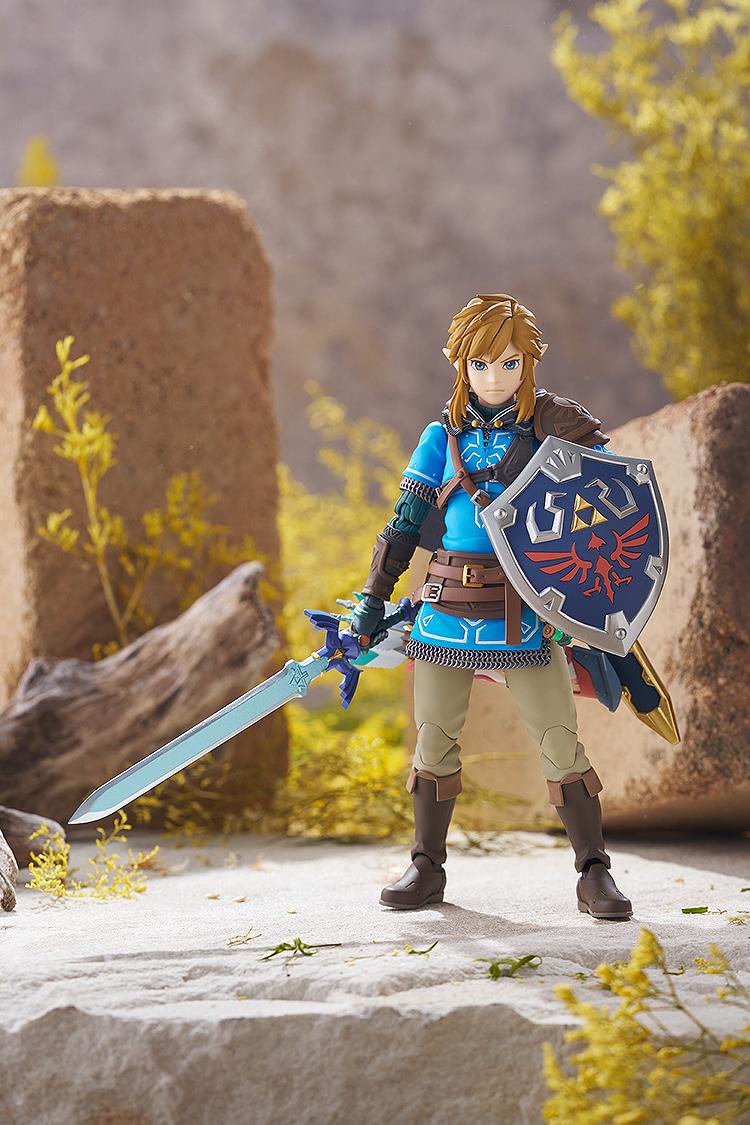 Link figma standing heroically with the Master Sword drawn and the Hylian Shield equipped.