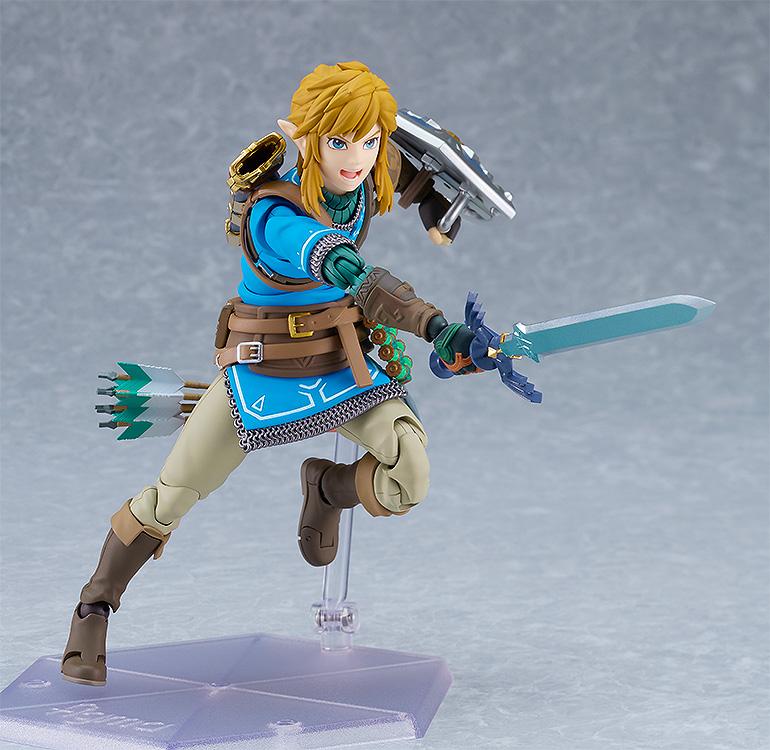 Link figma featuring the shouting combat face plate while performing a lunging sword strike.