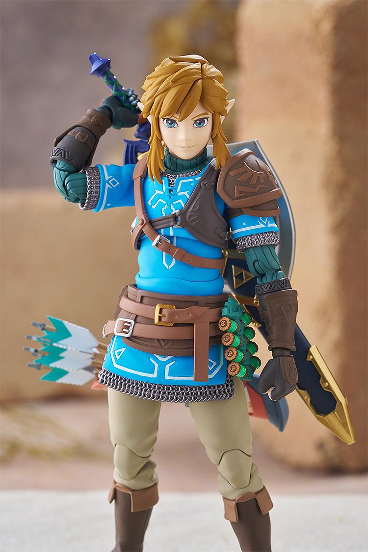 Close-up of the Link figma's smiling face plate with his hand on the hilt of the Master Sword.