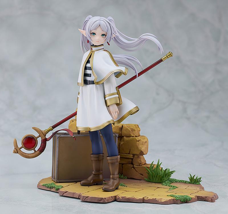 Side profile of the non-articulated Frieren figure highlighting the textures of her trunk and boots.