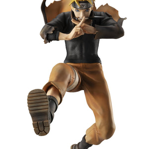 Front view of G.E.M. Series Naruto Uzumaki Great Ninja War version figure clenching a kunai in his mouth and weaving a hand sign.
