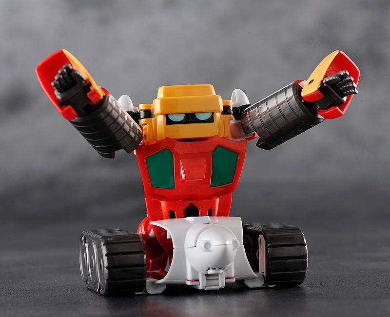 Posed Getter-3 figure with arms raised, highlighting the tank treads and heavy build.