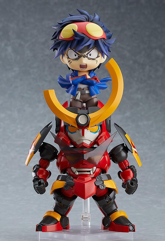 Moderoid Gurren Lagann model kit standing with Nendoroid Simon figure standing on head