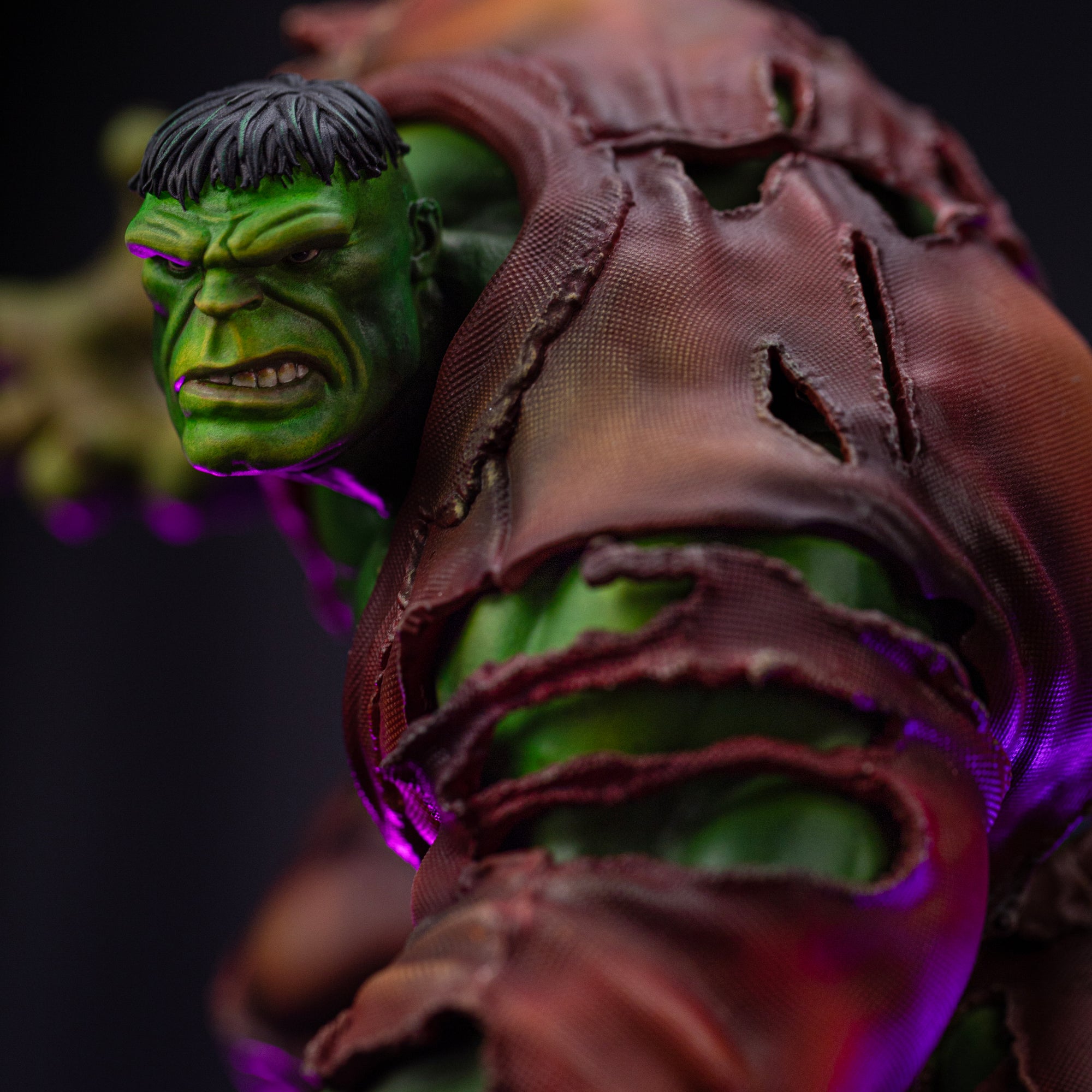 A close-up of the Hulk Deluxe statue's back and shoulder, showing the texture of his torn shirt and his powerful profile.