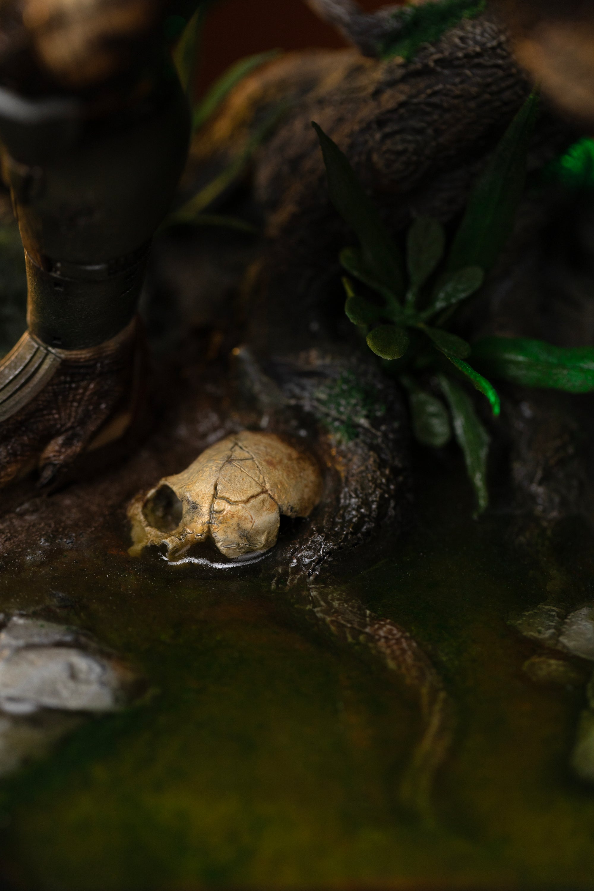 Detail of Iron Studios Predator Jungle Hunter 1/10 statue diorama base featuring a submerged human skull