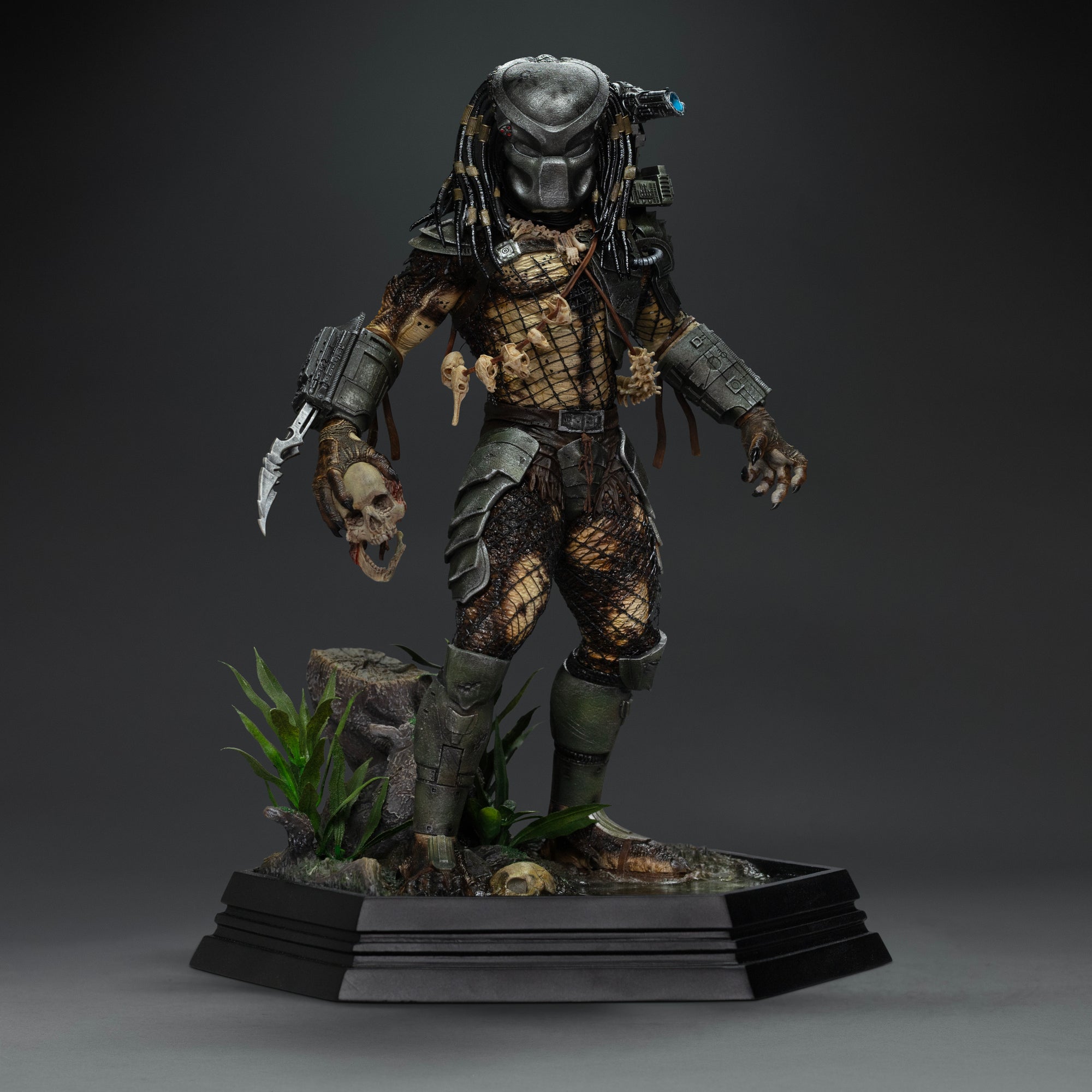 Iron Studios 1/10 Predator Jungle Hunter statue front view with bio-mask helmet and hand holding skull