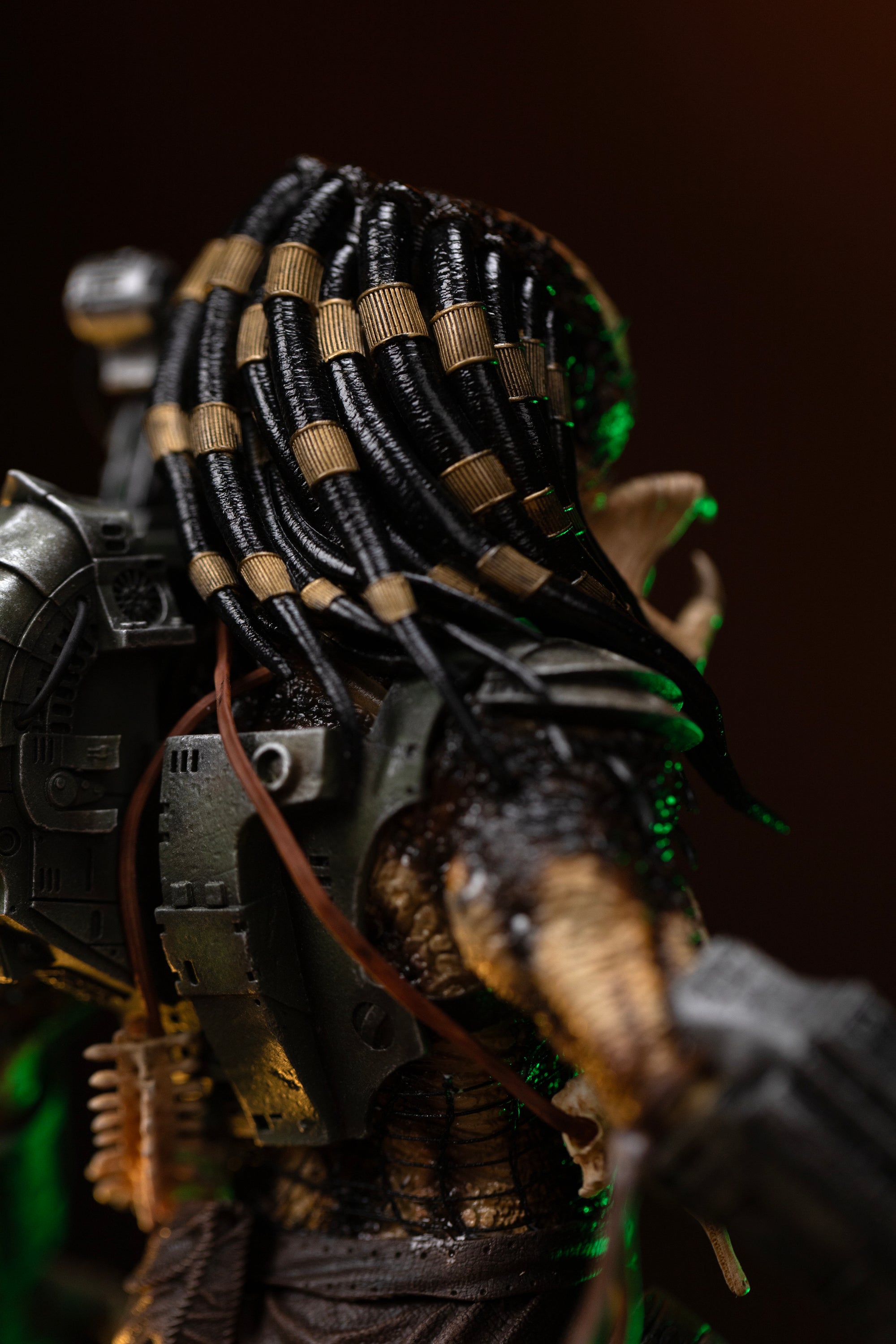 Close-up of Iron Studios 1/10 scale Predator Jungle Hunter textured dreadlocks bound with gold rings