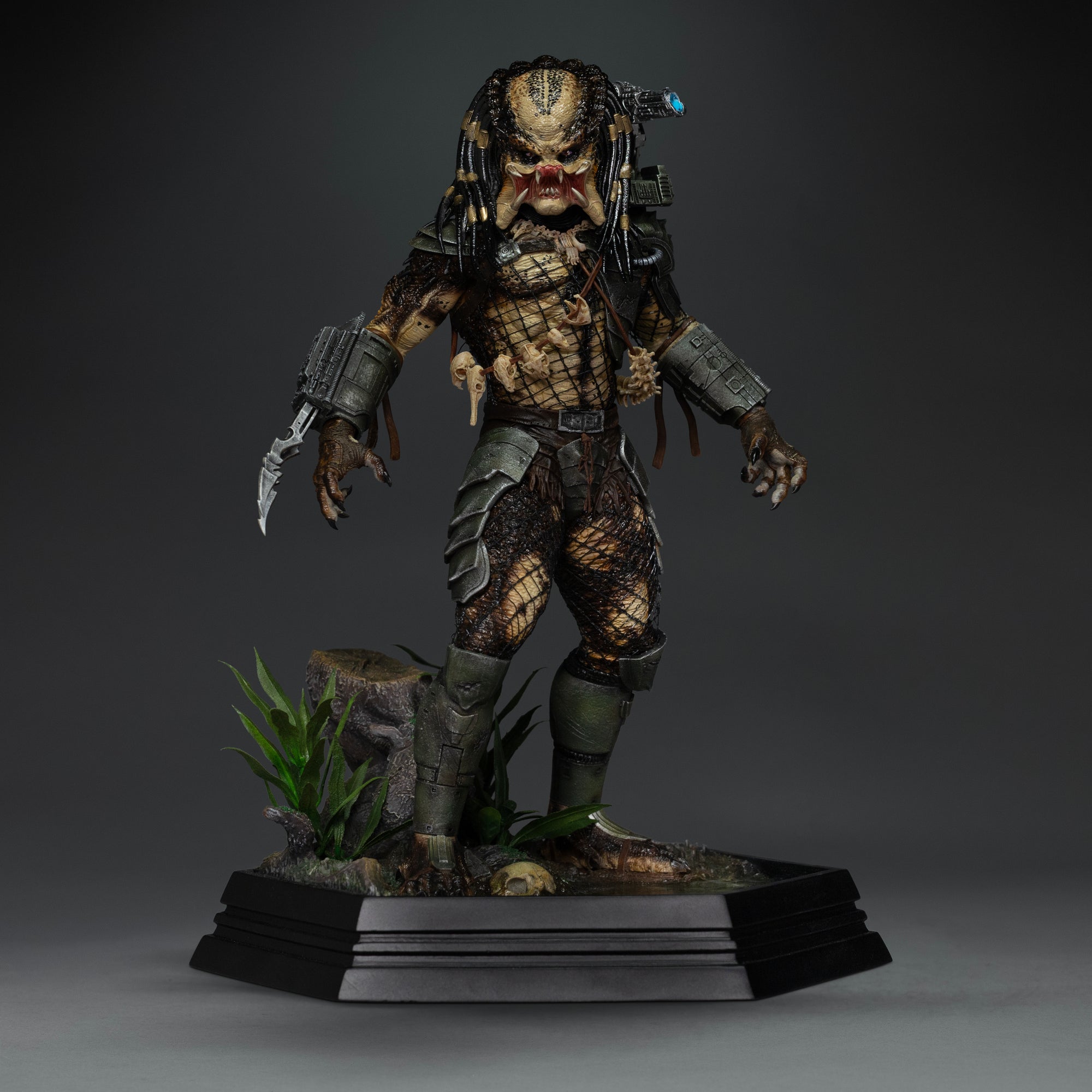 Iron Studios 1/10 scale Predator Jungle Hunter polystone statue front view unmasked on diorama base