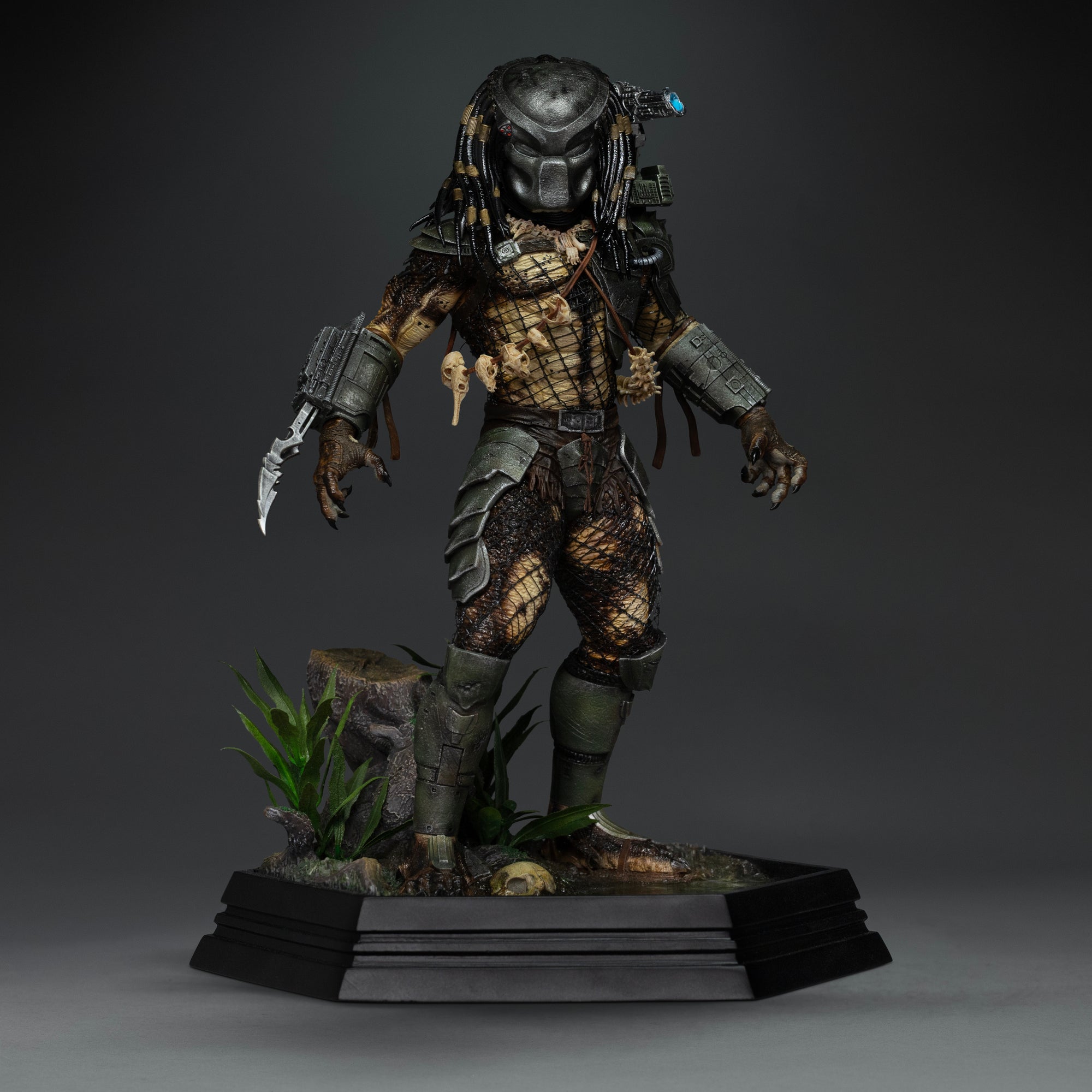 Full-body front view of Iron Studios 1/10 Predator Jungle Hunter statue wearing alternate bio-mask helmet
