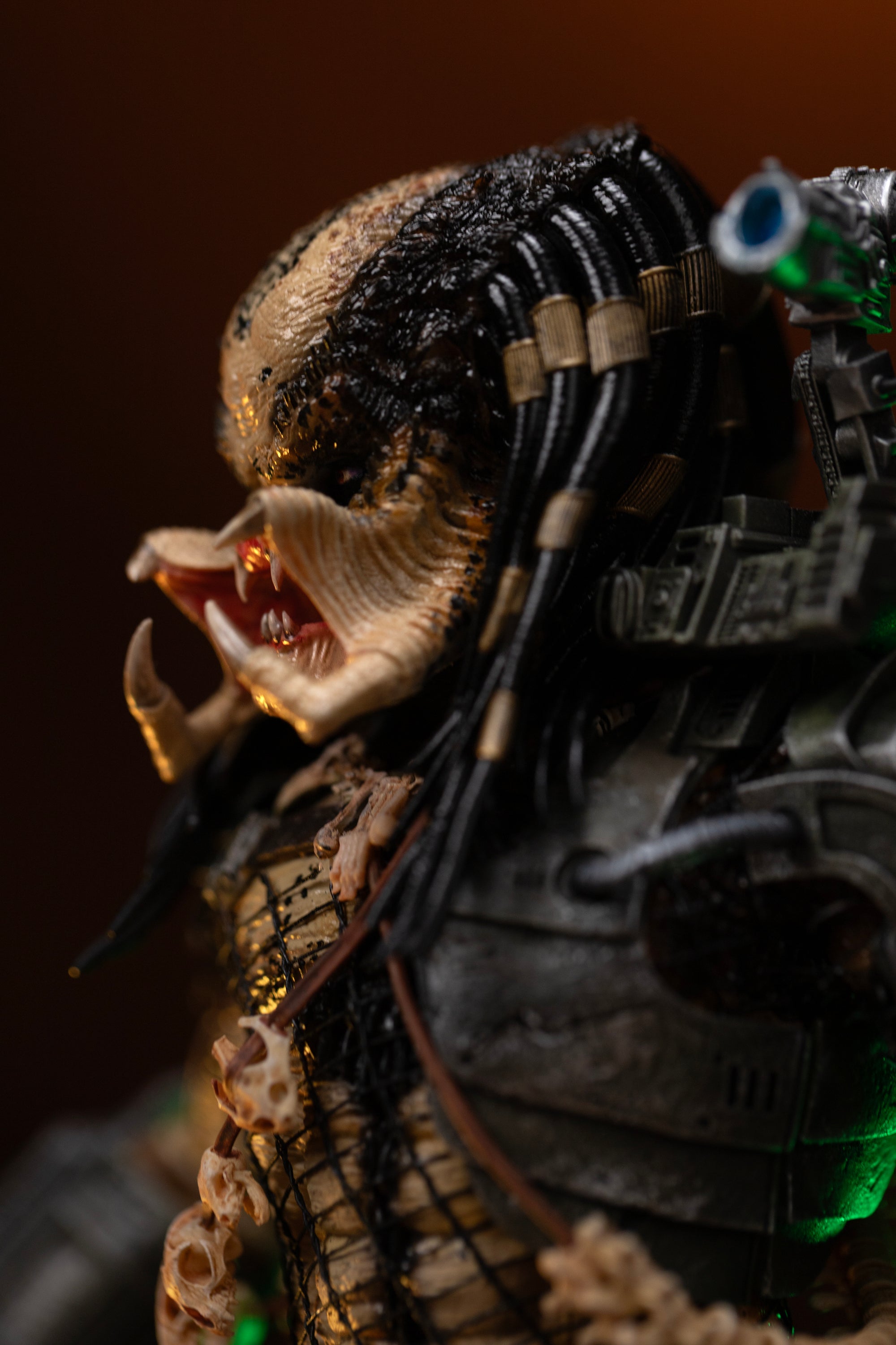 Detail shot of Iron Studios Predator Jungle Hunter 1/10 statue shoulder Plasma Caster and dreadlock beads