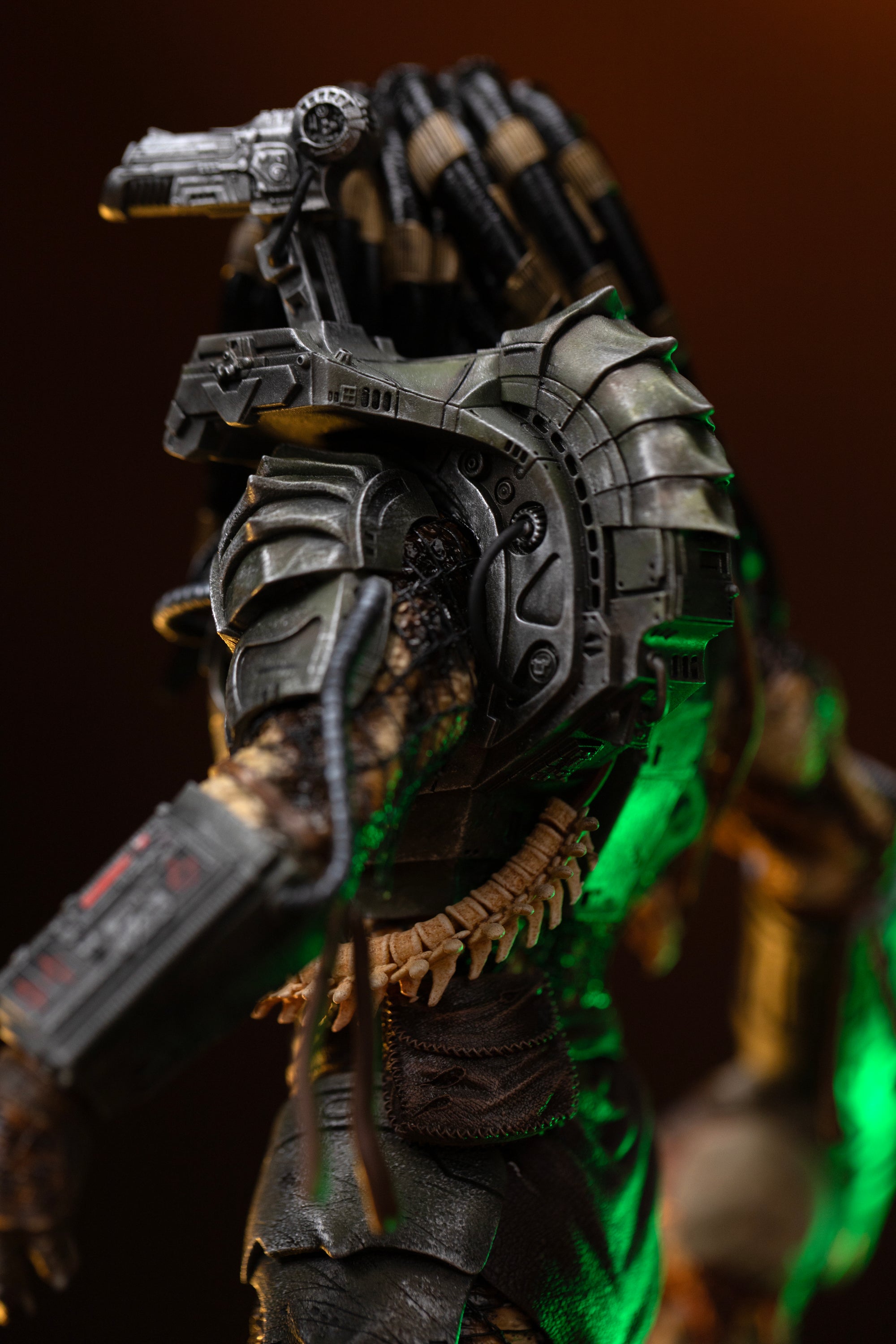 Rear close-up of Iron Studios 1/10 Predator Jungle Hunter shoulder-mounted Plasma Caster tracking mechanism