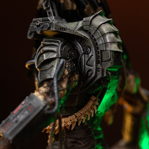 Rear close-up of Iron Studios 1/10 Predator Jungle Hunter shoulder-mounted Plasma Caster tracking mechanism