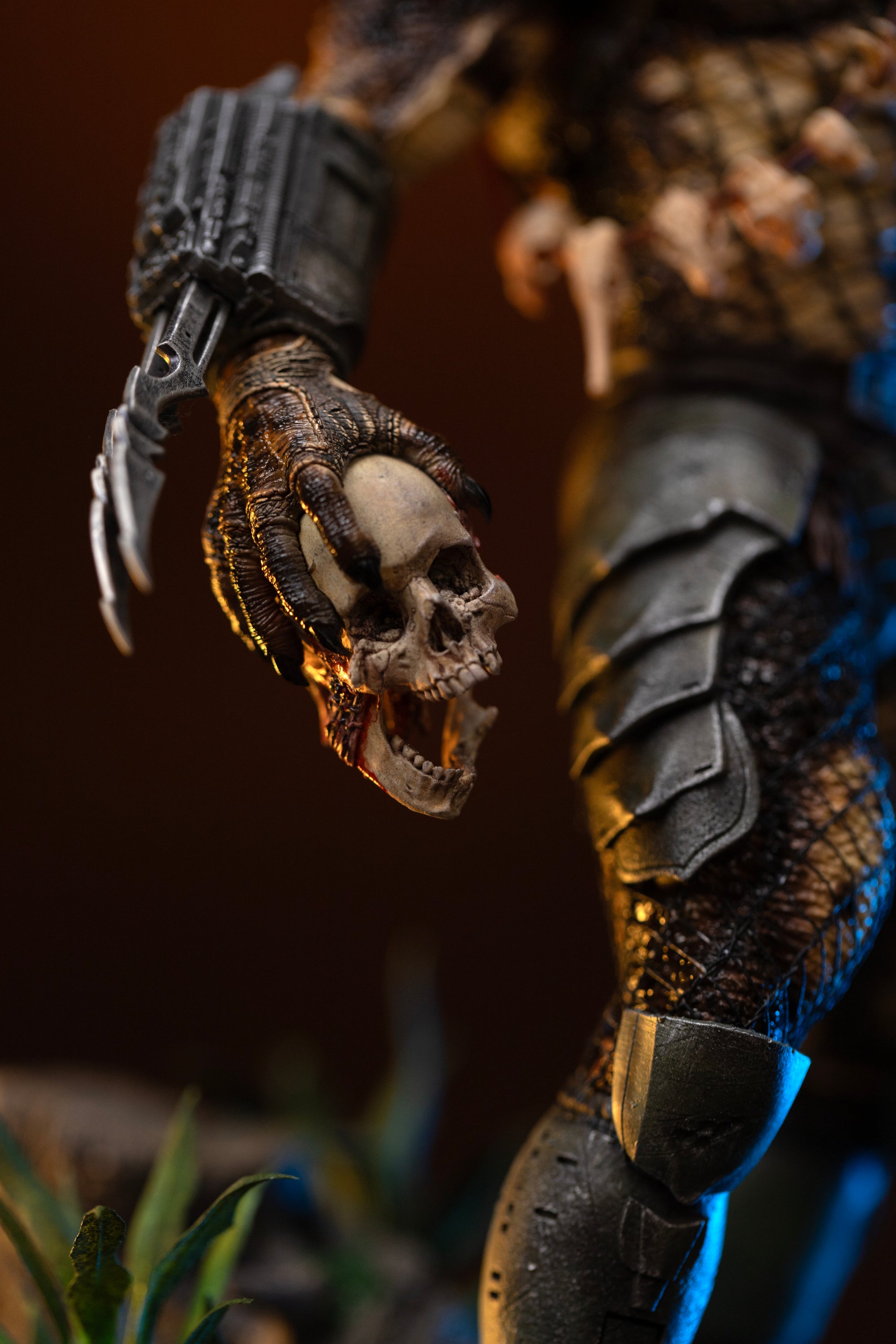 Detail close-up of Iron Studios 1/10 Predator Jungle Hunter alternate arm holding a severed human skull