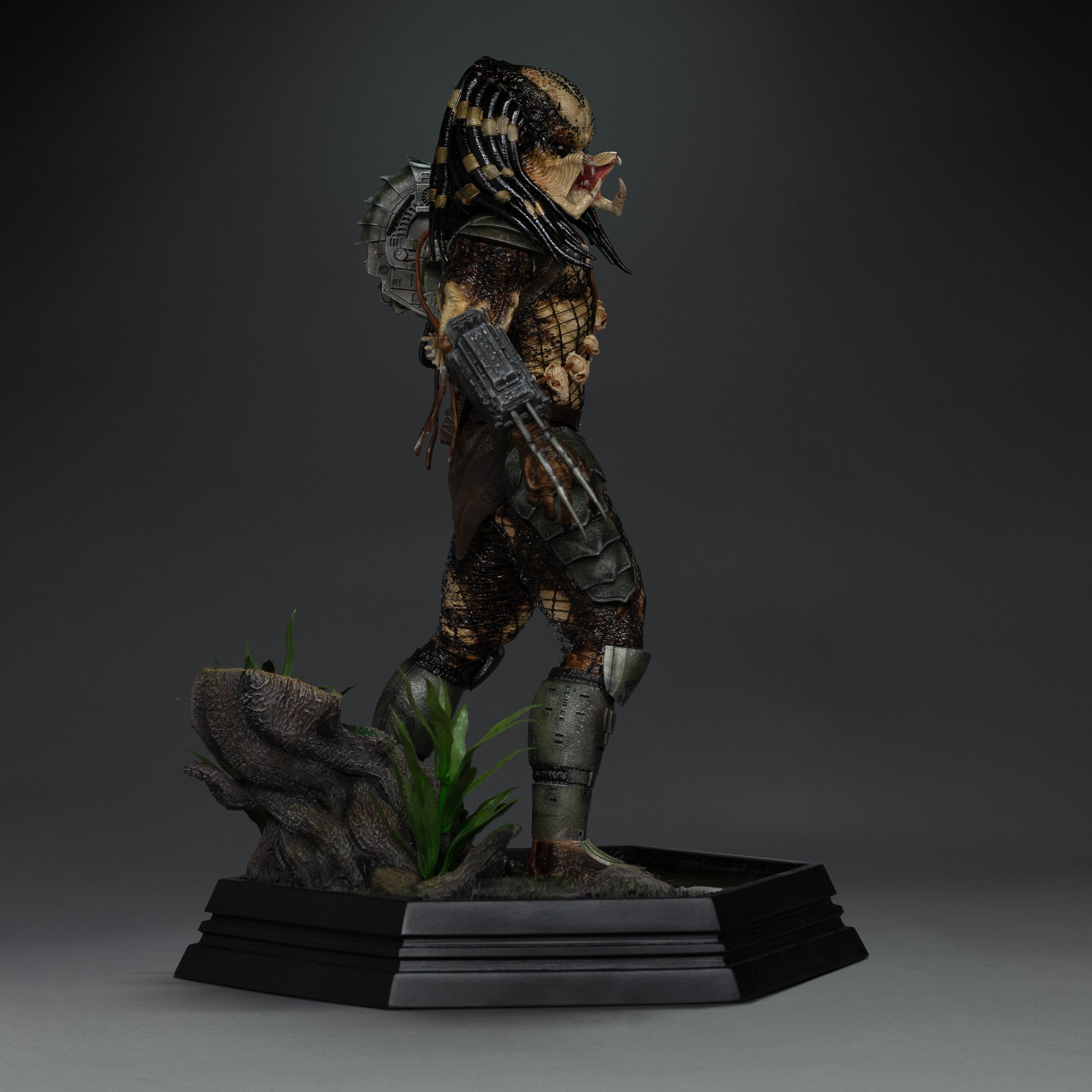 Left side profile of Iron Studios 1/10 scale Predator Jungle Hunter statue with extended wrist blade