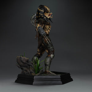 Left side profile of Iron Studios 1/10 scale Predator Jungle Hunter statue with extended wrist blade