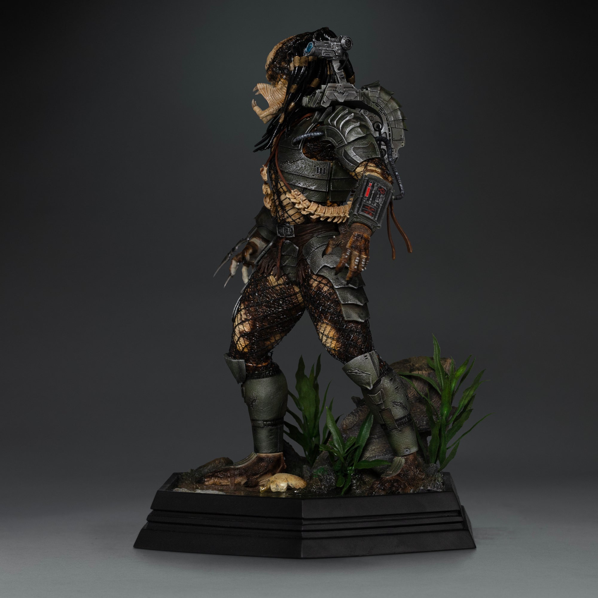Right side profile of Iron Studios Predator Jungle Hunter 1/10 scale statue with gauntlet control panel