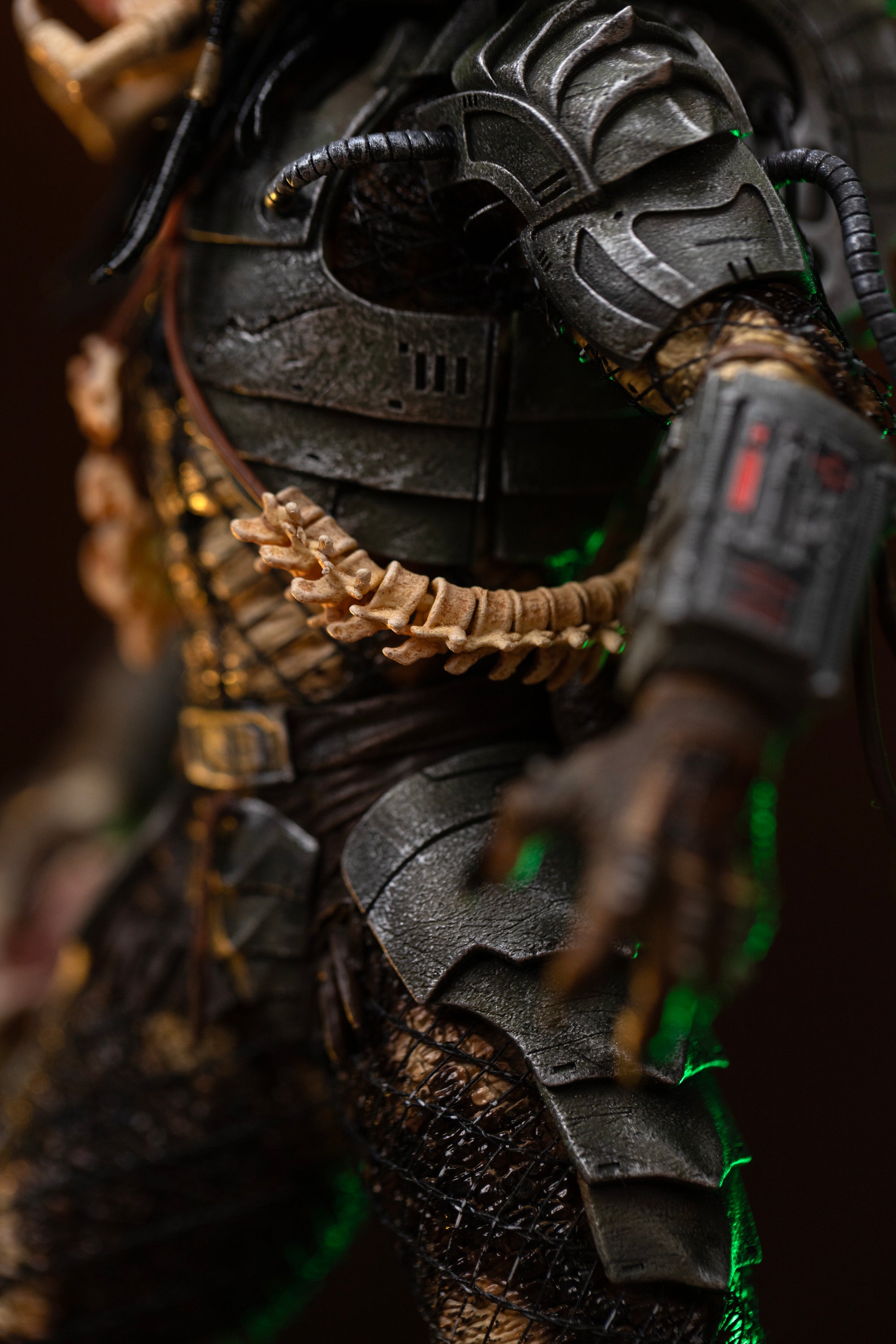 Detail view of Iron Studios Predator Jungle Hunter 1/10 statue torso netting, armor, and spine trophy bandolier