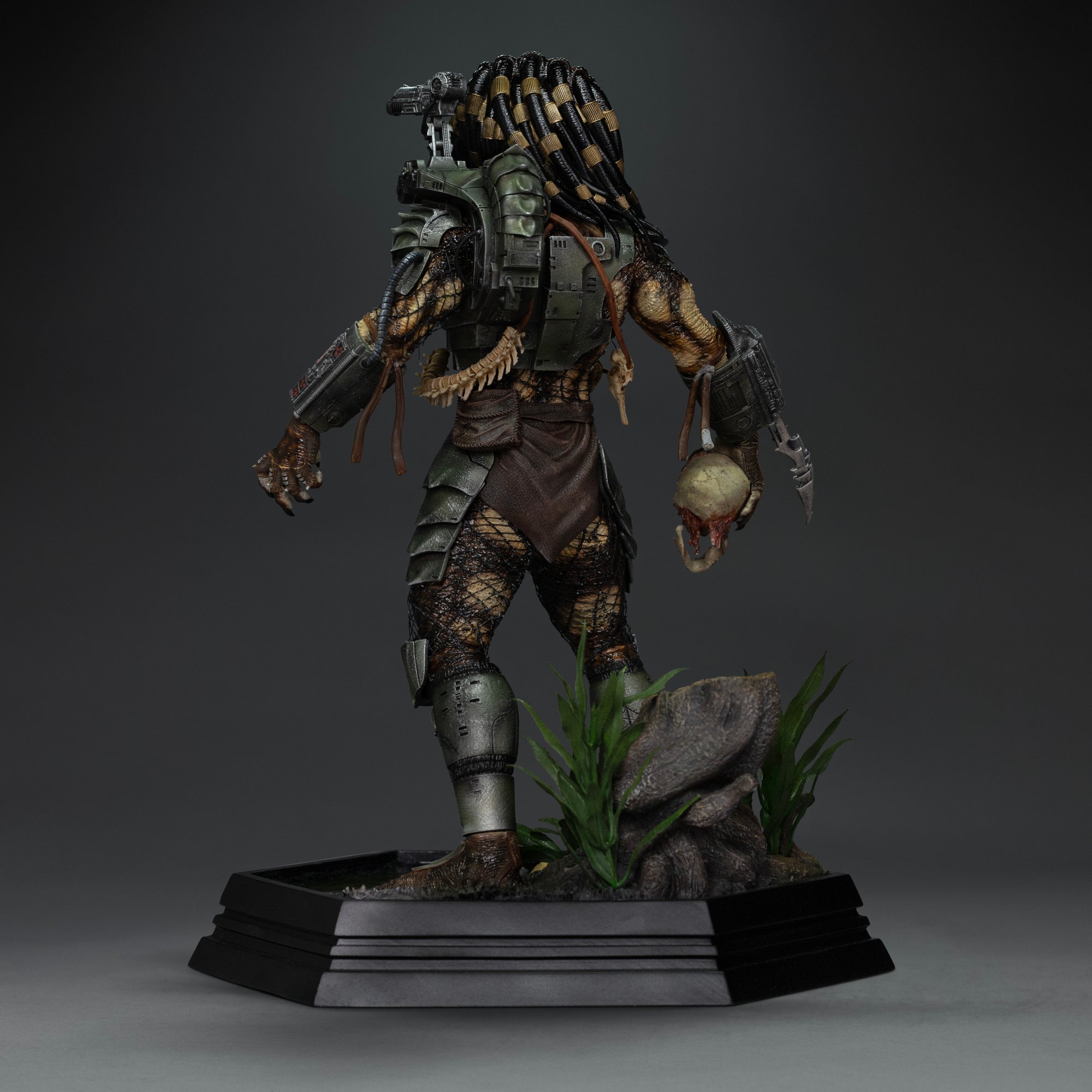 Rear perspective of Iron Studios 1/10 Predator Jungle Hunter statue displaying severed skull arm part