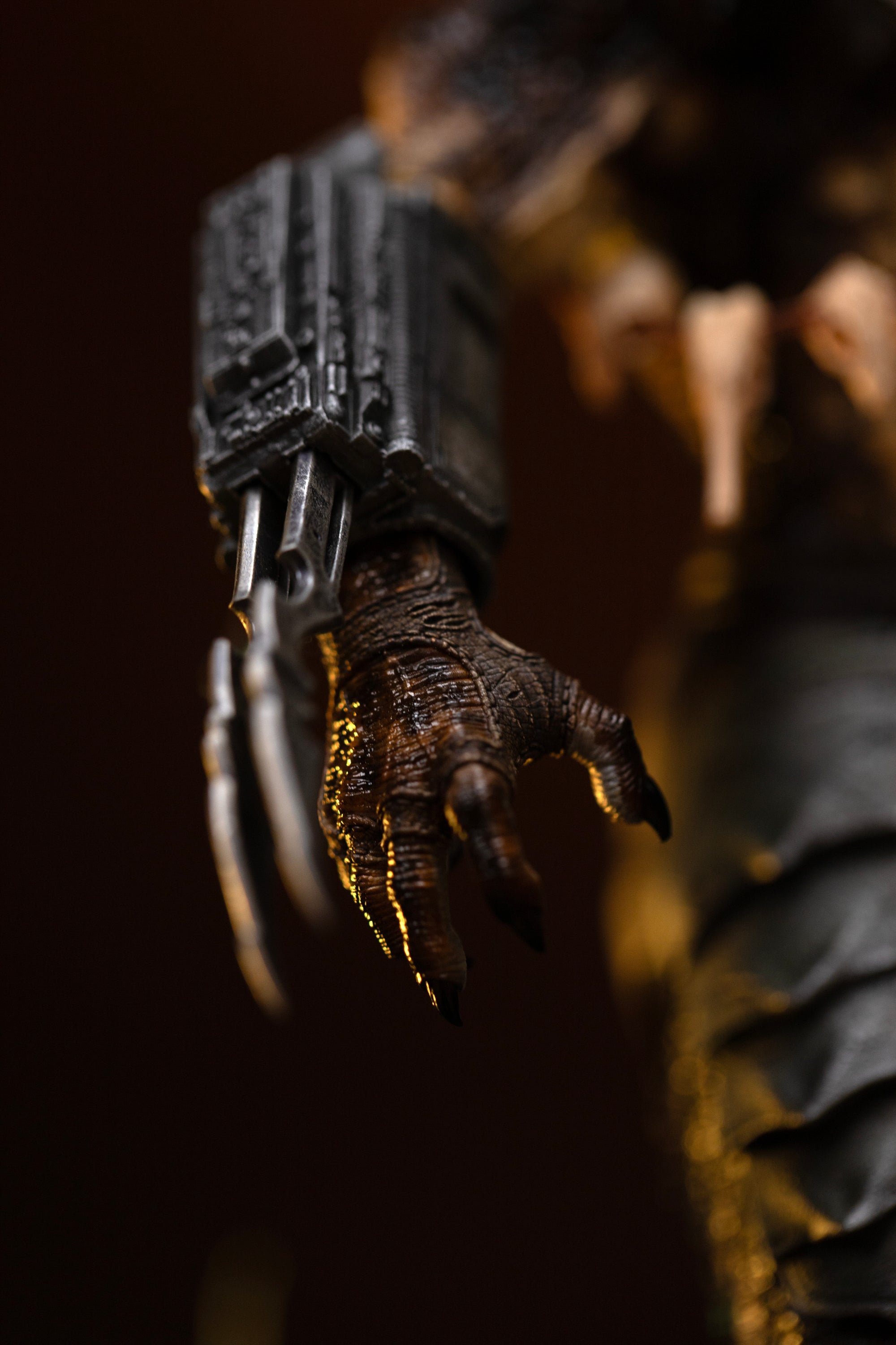 Detail of Iron Studios Predator Jungle Hunter 1/10 statue gauntlet with extended dual retractable wrist blades