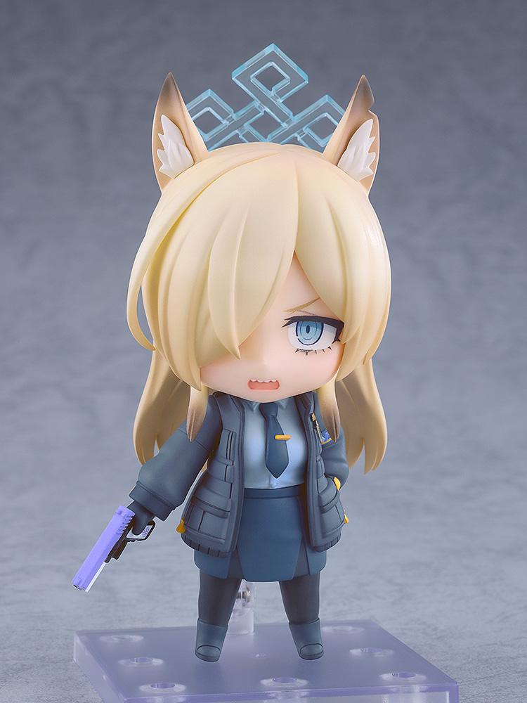 Nendoroid Kanna Ogata in a defensive pose holding her purple and black handgun accessory.