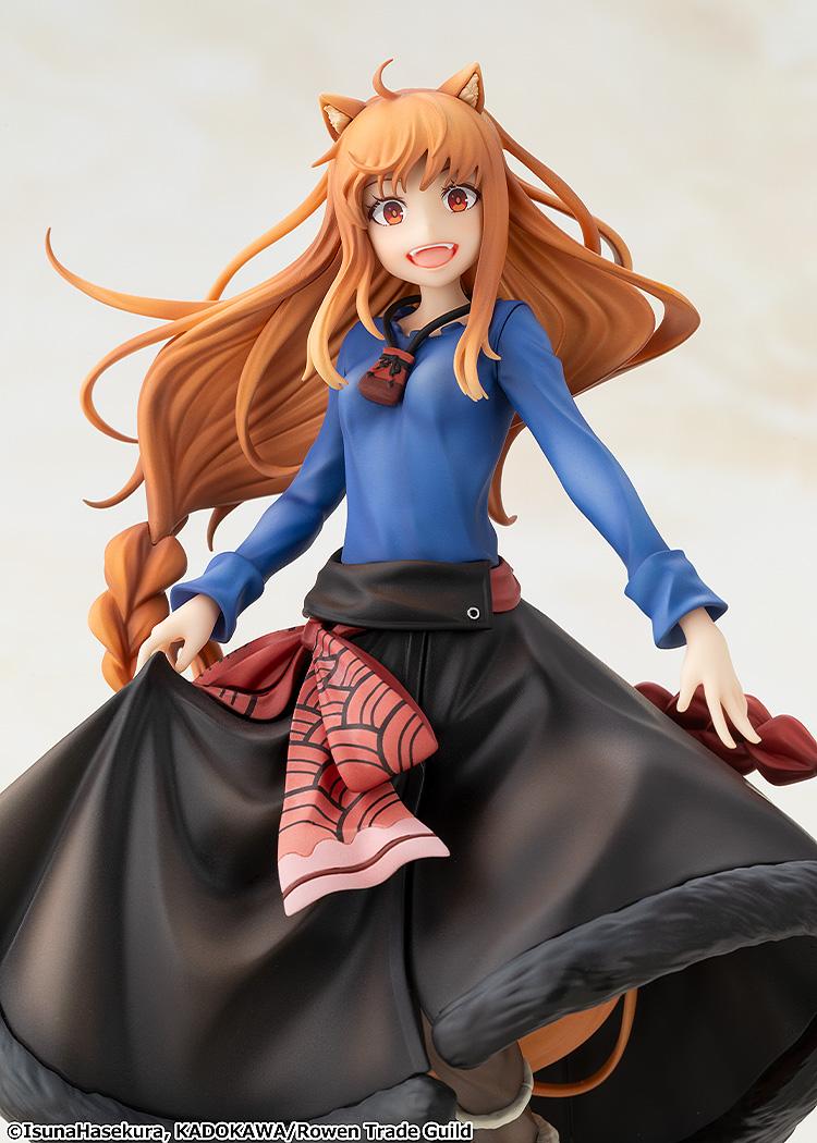 Upper body close-up of the Holo figure showing her alegre smiling face, fangs, wolf ears, and wheat pouch necklace.