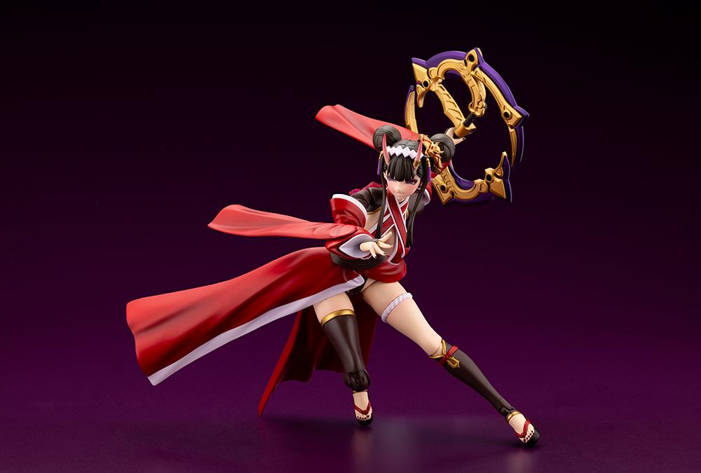 Low combat stance of Ornela holding a combined circular wheel blade weapon