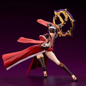 Low combat stance of Ornela holding a combined circular wheel blade weapon