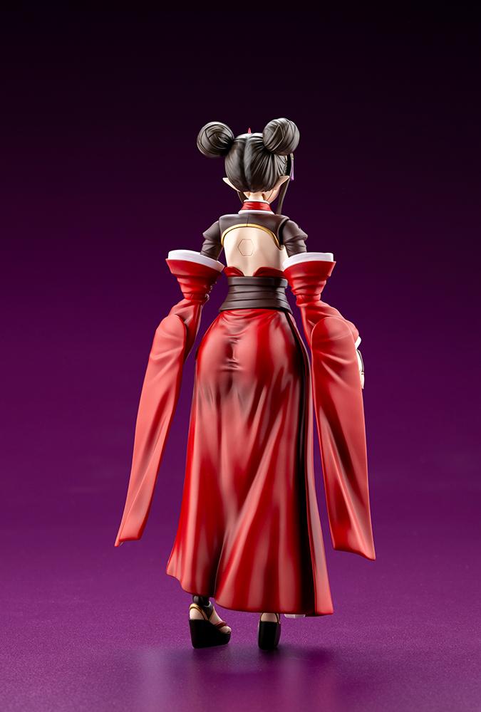 Back view of Ornela model kit showing bare upper back and 3mm joint connection point without fur collar