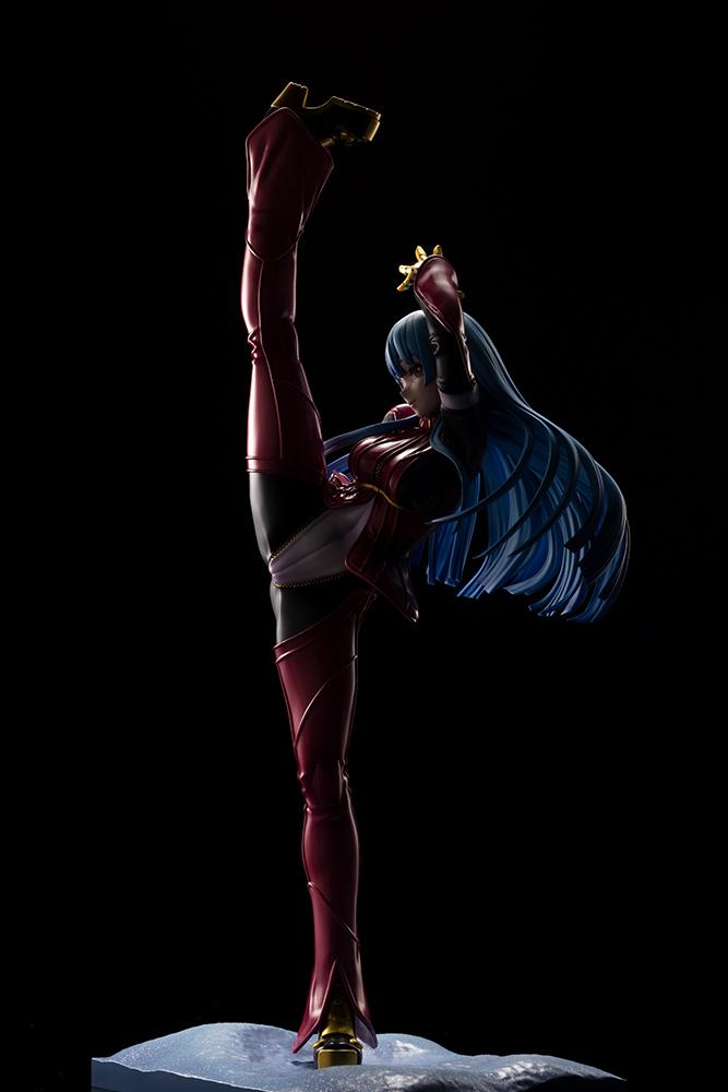 Dramatic side silhouette photo of the Kula Diamond 1/7 scale figure under sharp rim lighting against a pitch black background.