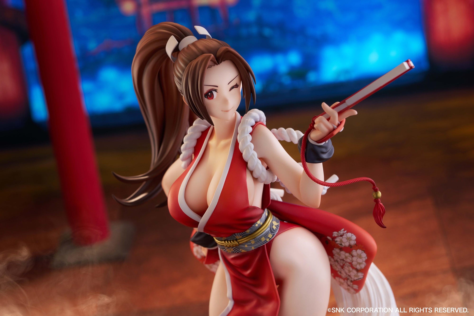 Close-up landscape view of the limited edition Mai Shiranui figure capturing her alluring and confident expression.