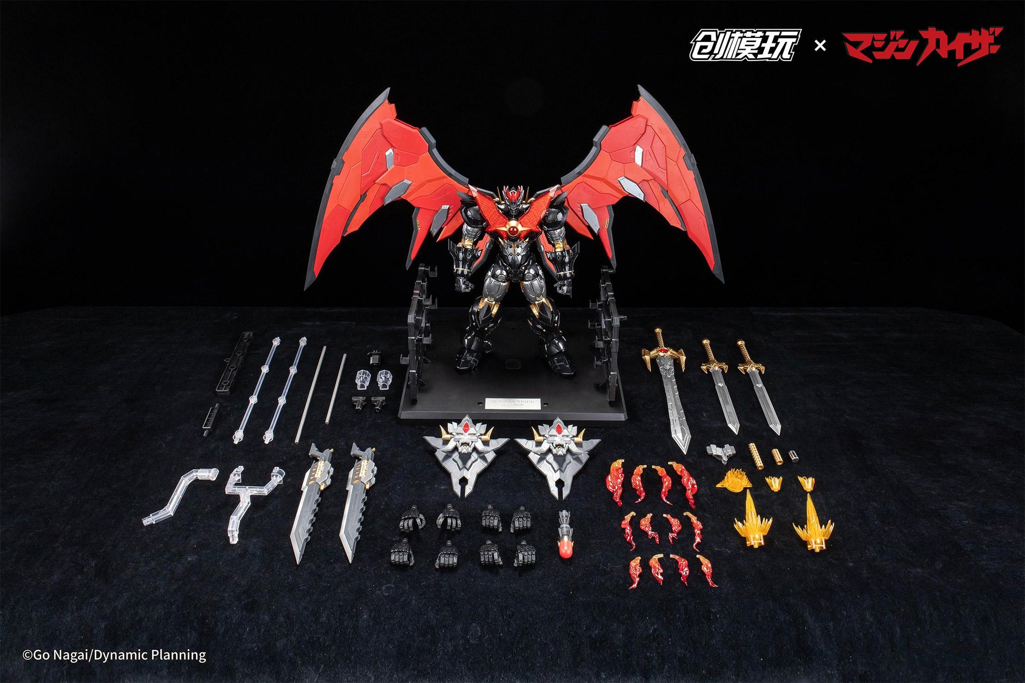 Full layout of the Mazinkaiser Alloy Frame model kit showing the mecha figure and all included accessories and effect parts.