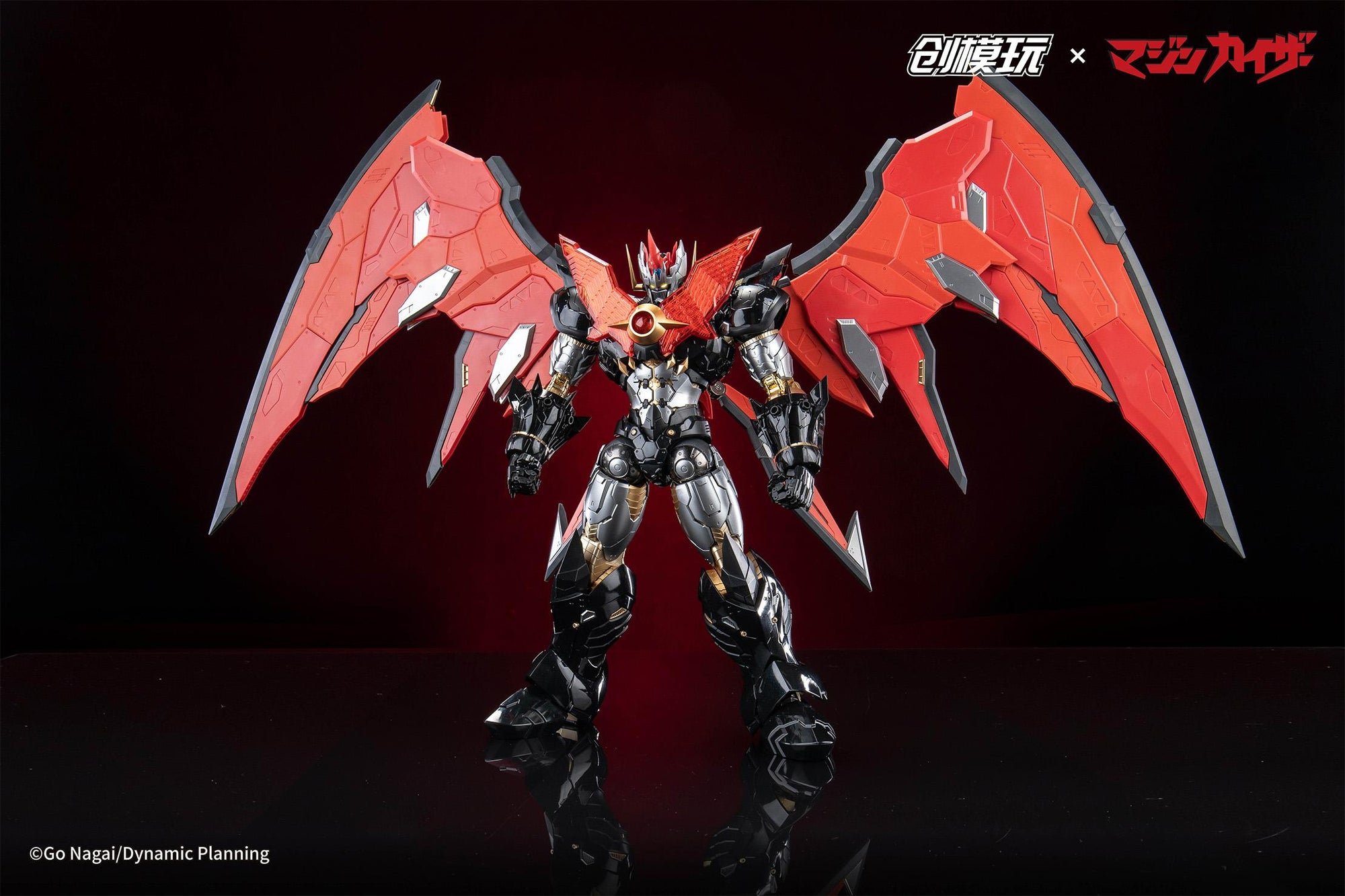 Front standing view of Mazinkaiser with the red Kaiser Scrander wings attached.