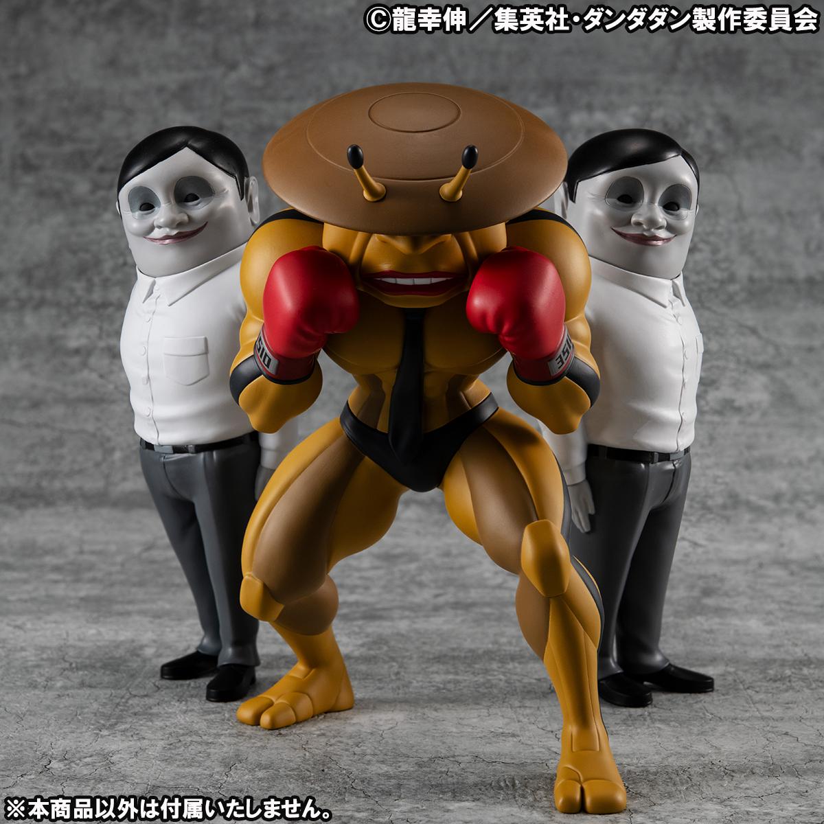 The Dover Demon Occultic Sofubi figure posed defensively in front of two Serpoian alien figures to showcase the paranormal chaos of the Dandadan anime.