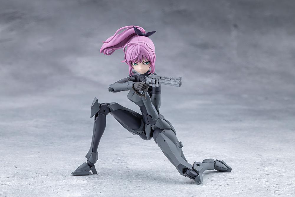 Low crouching combat pose of Emulator aiming her hand cannon with both hands.
