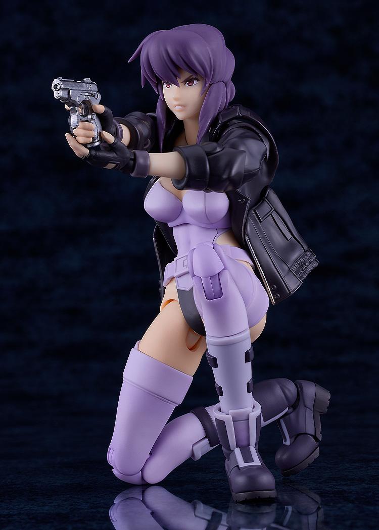 Action figure pose with the gritting-teeth face plate, demonstrating the figure's ability to hold weapons with both hands.