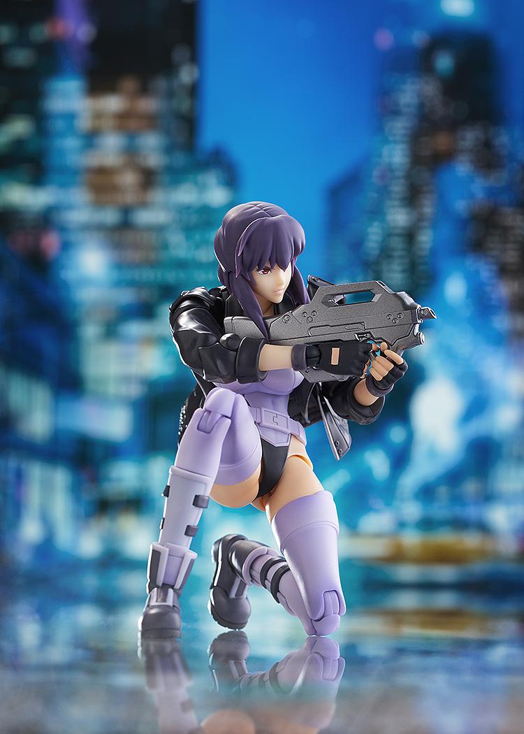 Motoko Kusanagi model kit in a tactical kneeling pose equipped with the Seburo C-26A assault rifle.